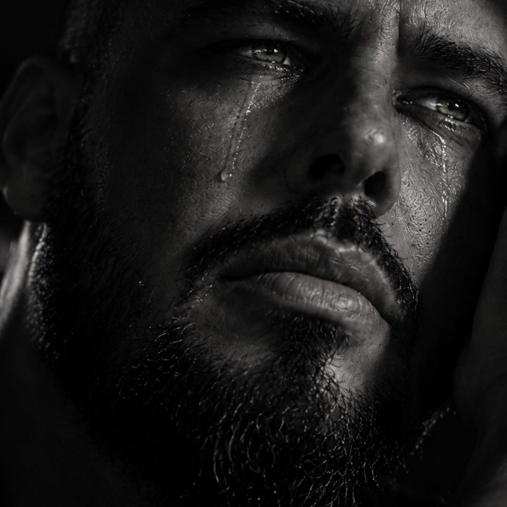 Serhii Horbunov en blanco y negro, con lágrimas, portada de la canción DIMITTO