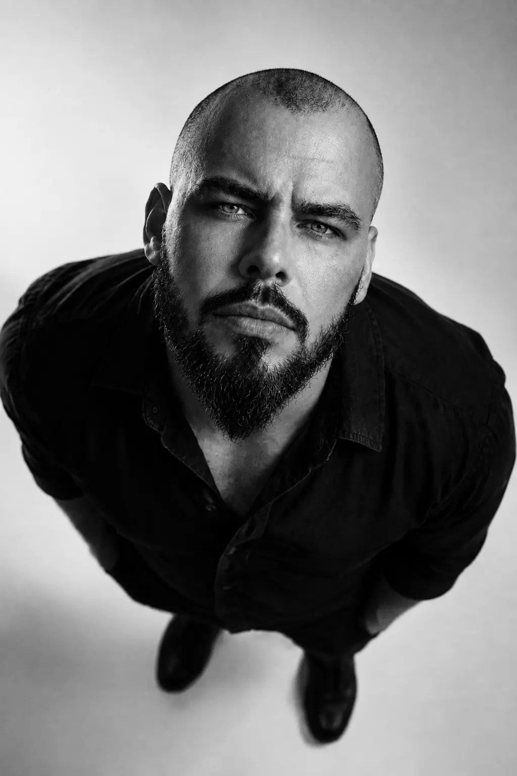 Retrato en blanco y negro de Serhii Horbunov, Senior Motion & AI Video Designer y artista CG