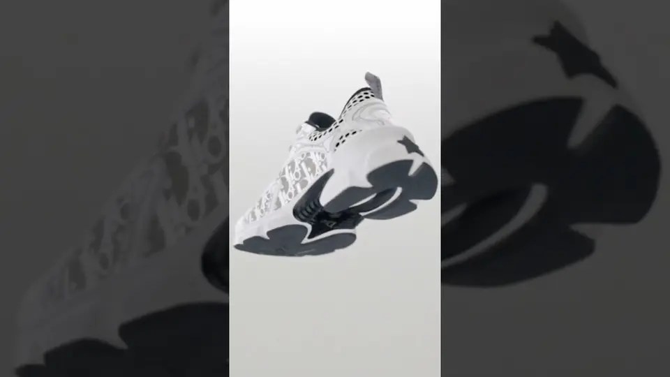 Fotograma de un anuncio 3D de una zapatilla